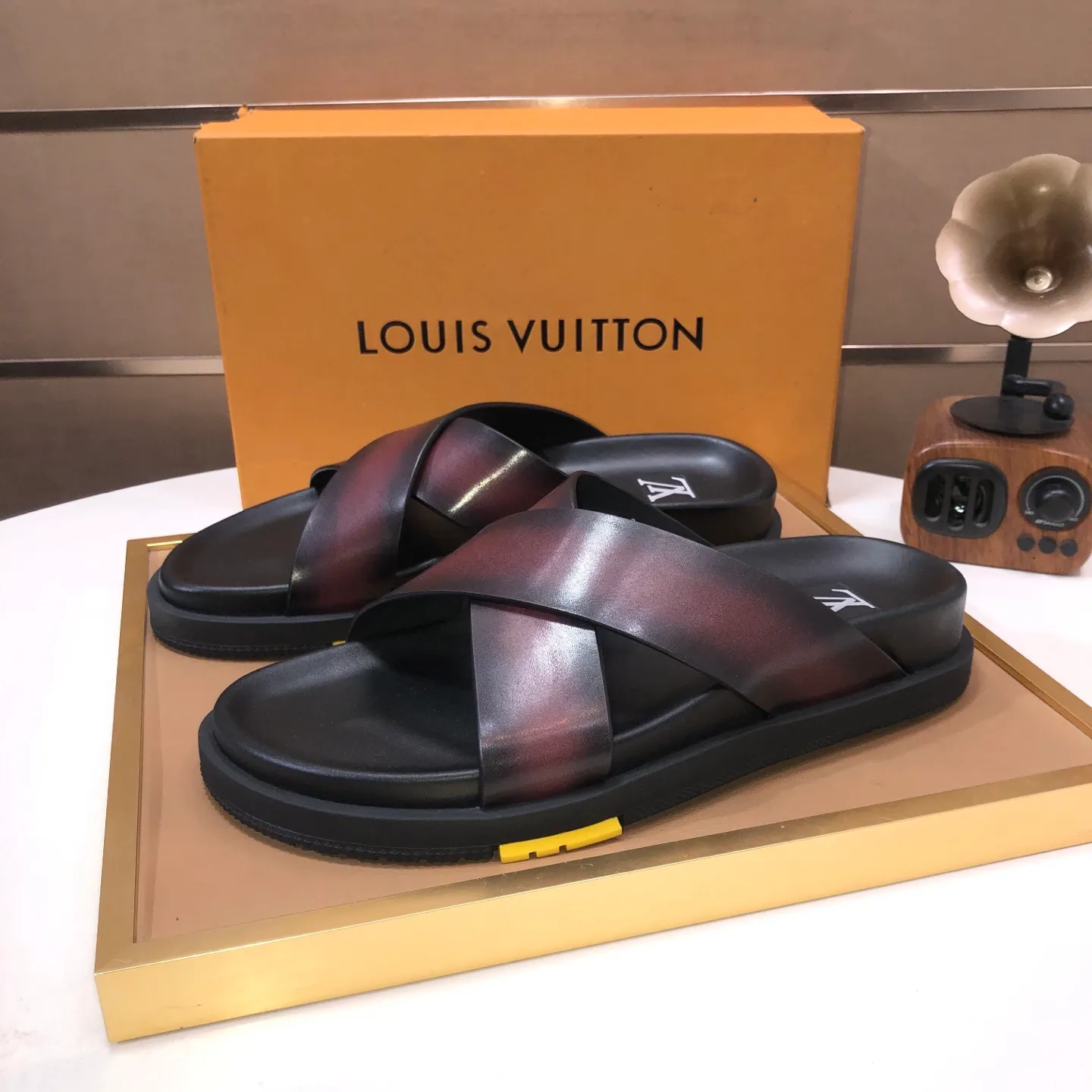 Men's shoes 💰400💰 [Louis Vuitton LV slippers] (high-end cowhide) counter 1:1 fashion style, a must-have for summer! The designer used LV’s iconic outsole. The original simple slippers instantly become fashionable! The upper is made of flexible special cowhide leather straps alternately, and the workmanship is exquisite! A must-have for stylish men in summer, size 38-45 (45 customized)